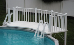 Kit de plataforma de resina Vinylworks de 5' x 13,5' para piscina elevada, con escaleras